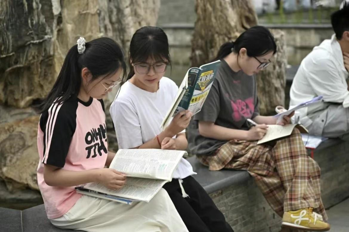 投档信息该不该及时公布？今天估计是陕西高考考生及家长最为煎熬的日子，大家都在等