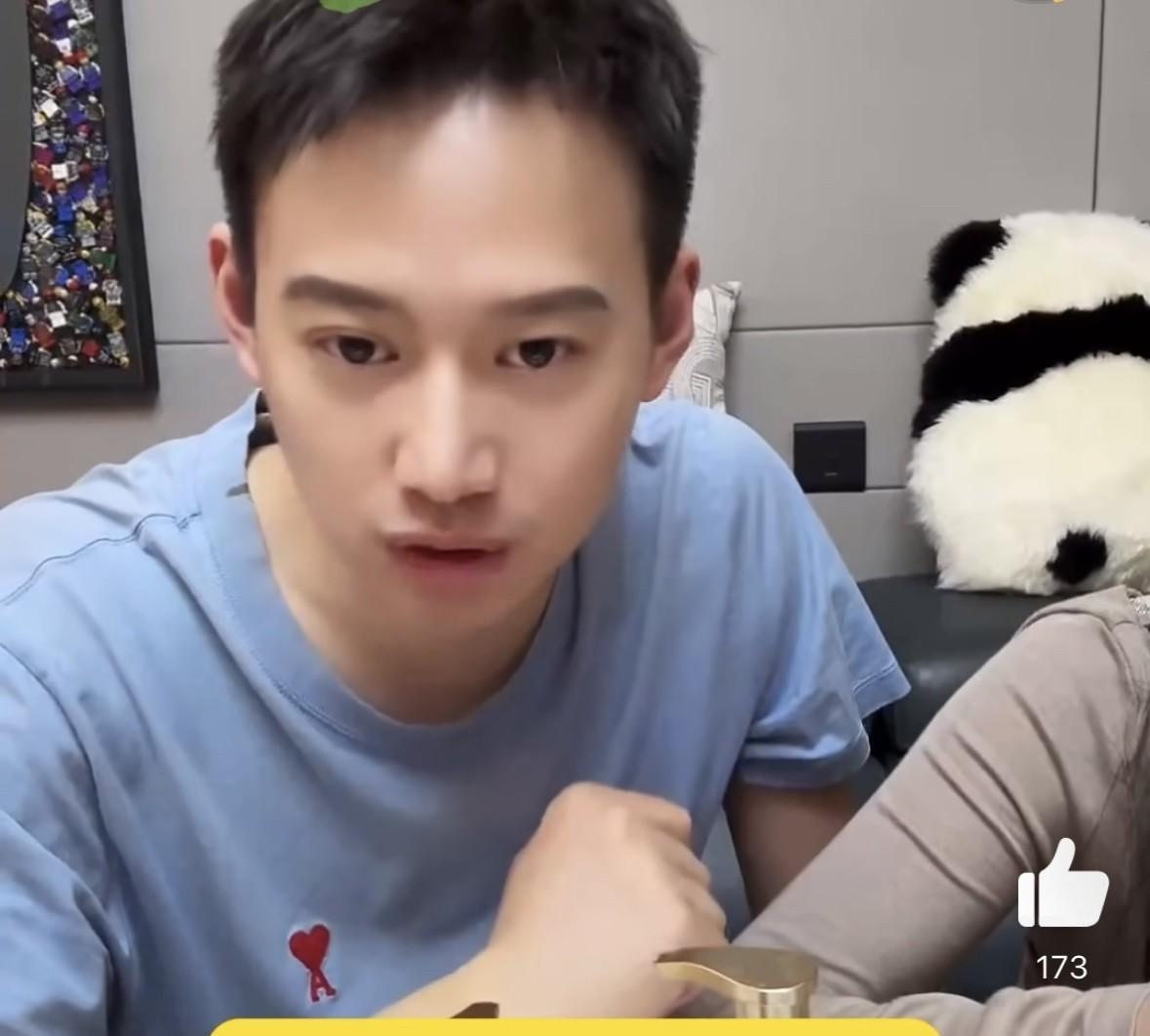 孙颖莎粉丝终于今年不用背锅，可怜黄友政了[捂脸哭]周雨直播说这次乒超真的是太吵了。