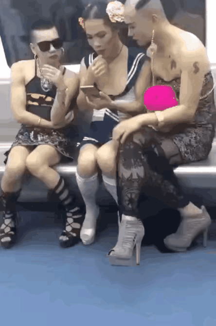 稀奇古怪长满大街！这是什么情况，看不出来是男是女，一个个浓妆艳抹，涂着口红，穿着
