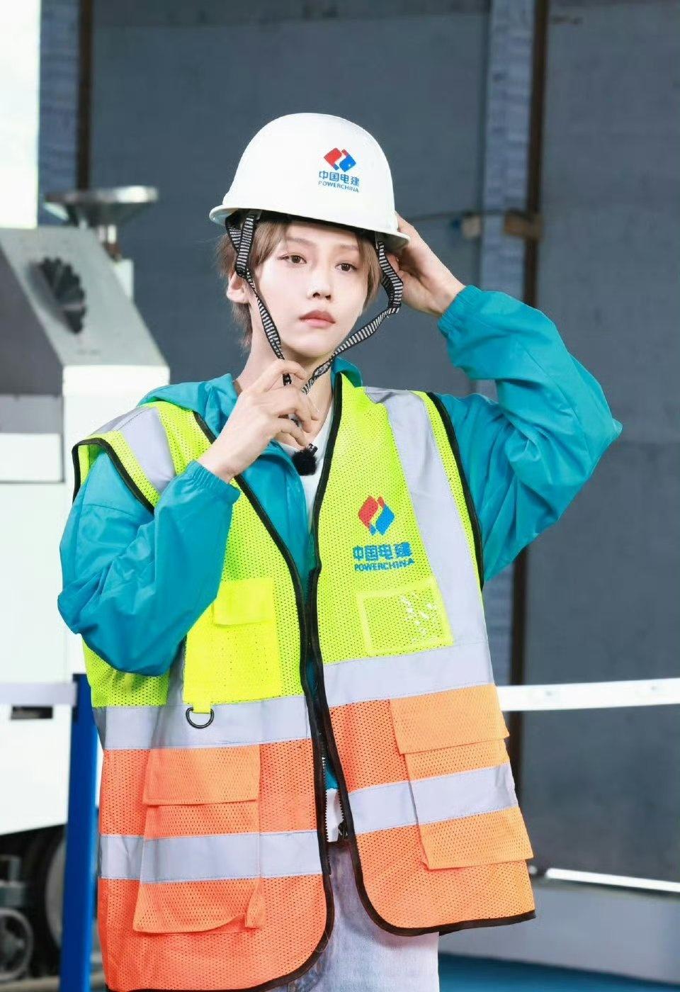 这造型哪是来考察的，分明是要抢包工头饭碗，也太接地气了，看着就像常年在工地泡着的