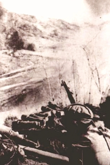 1951年，志愿军在撤退路上，突然撞见一个狭窄山谷里挤满了成千上万的美军。师长一