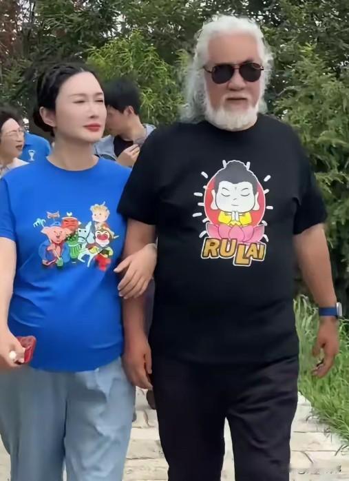 张纪中也在响应国家号召多生多育，有钱有能力多几个小孩又不是养不起，和小娇妻杜星霖