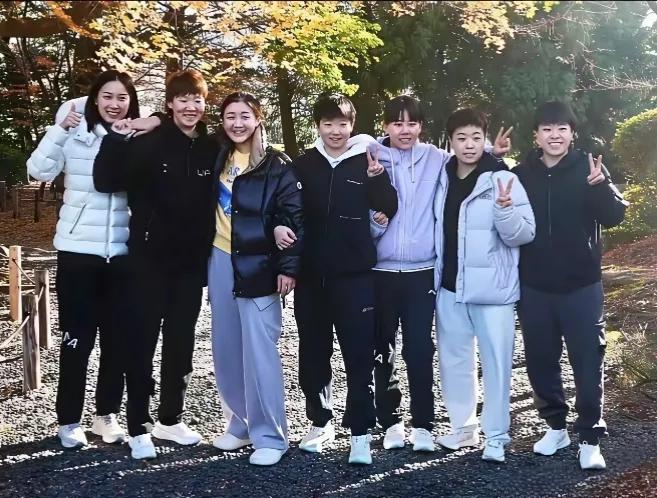 7位乒坛女将同框：我只认出了金发覆额的王曼昱，笑容甜美的陈梦，萌亲萌亲的孙颖莎与