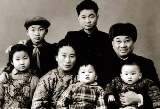 1950年，陈赓女儿出生，一个文工团的女兵看了孩子一眼，脱口而出：“司令员的女儿