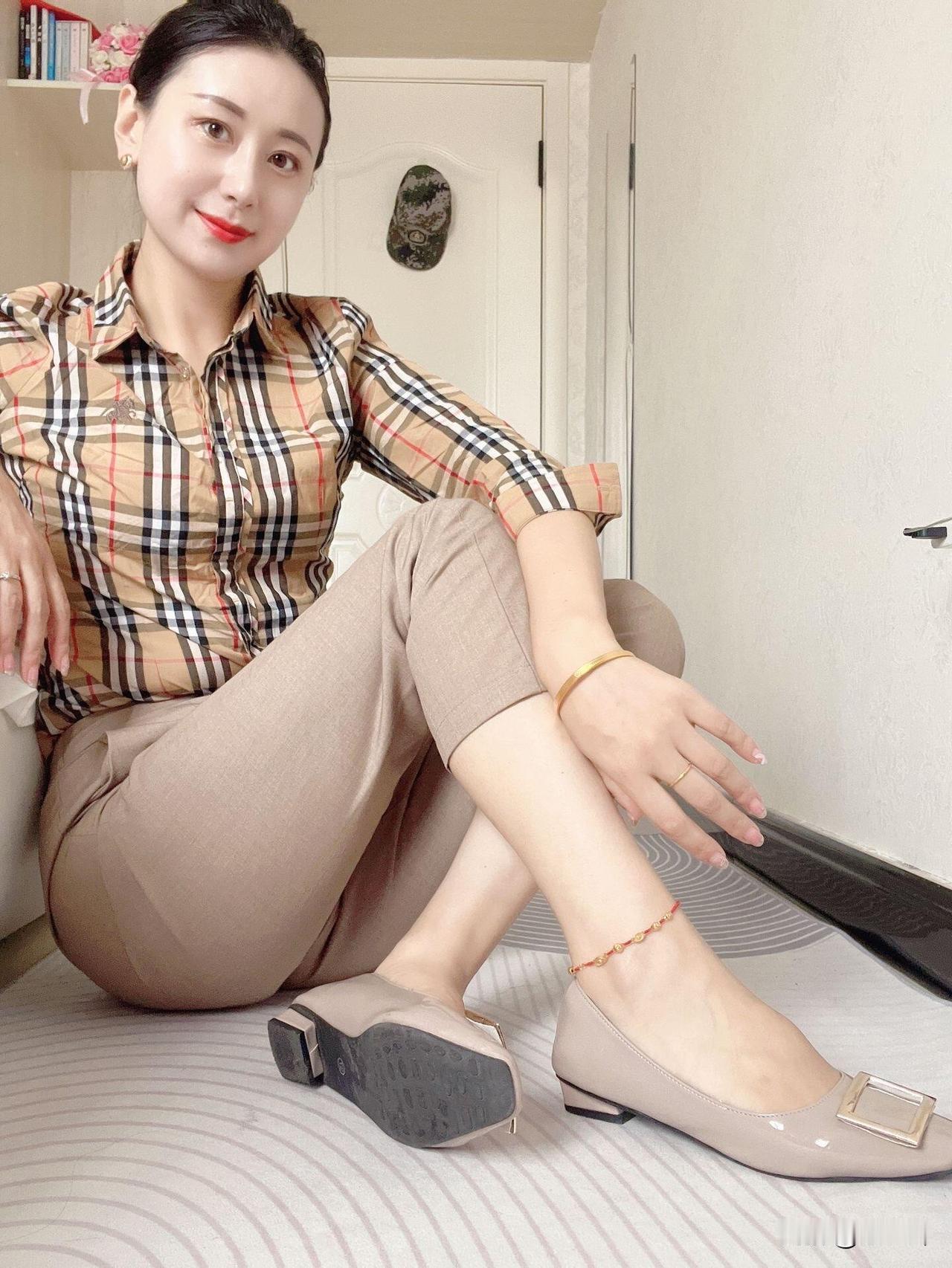 优雅穿搭指南：格子衬衫+米色西裤，简约而不失时尚！