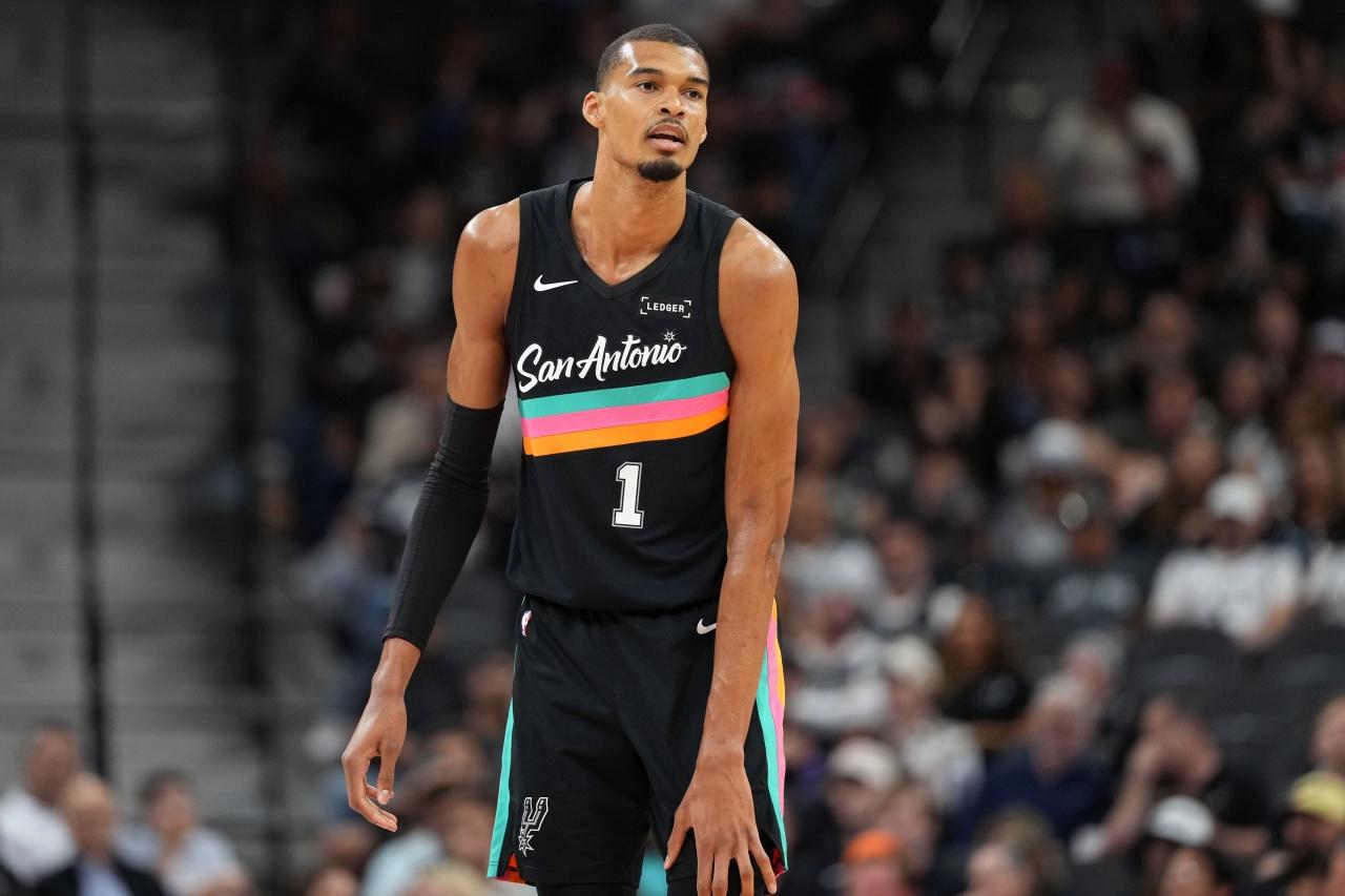 全票通关！文班亚马DPOY加冕，篮球圈集体破防篮球圈今天被一条新闻炸了——文班