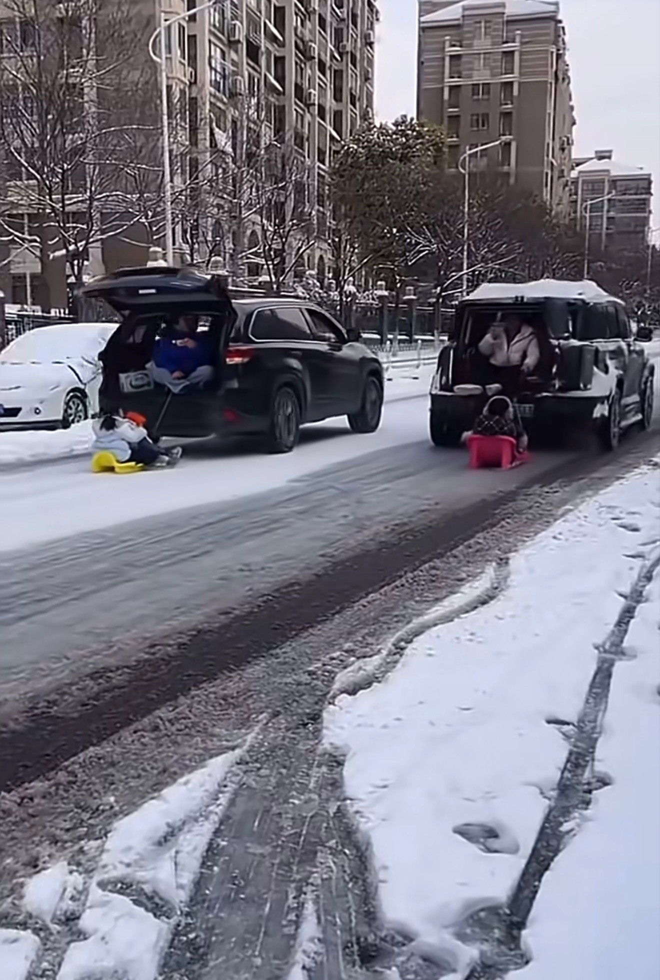 这家长也是心大，带着小孩在马路上这么滑雪。