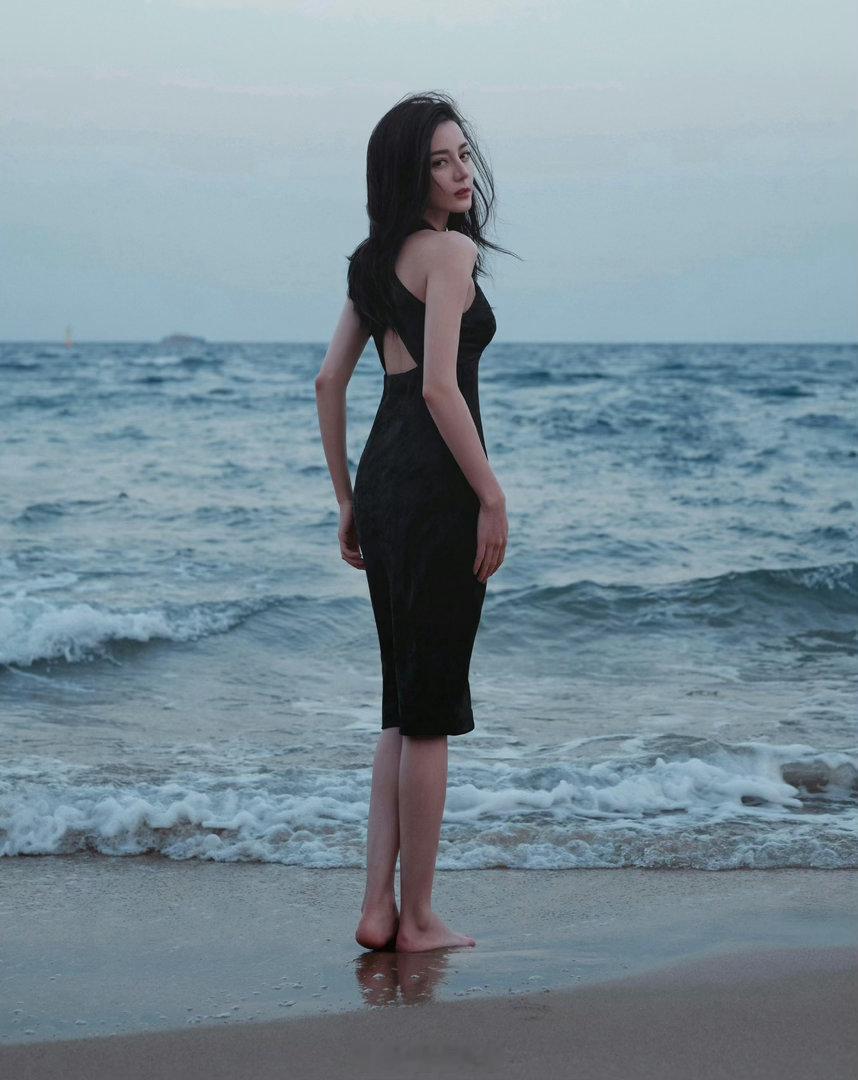 迪丽热巴沙滩照，仿佛与海浪共舞