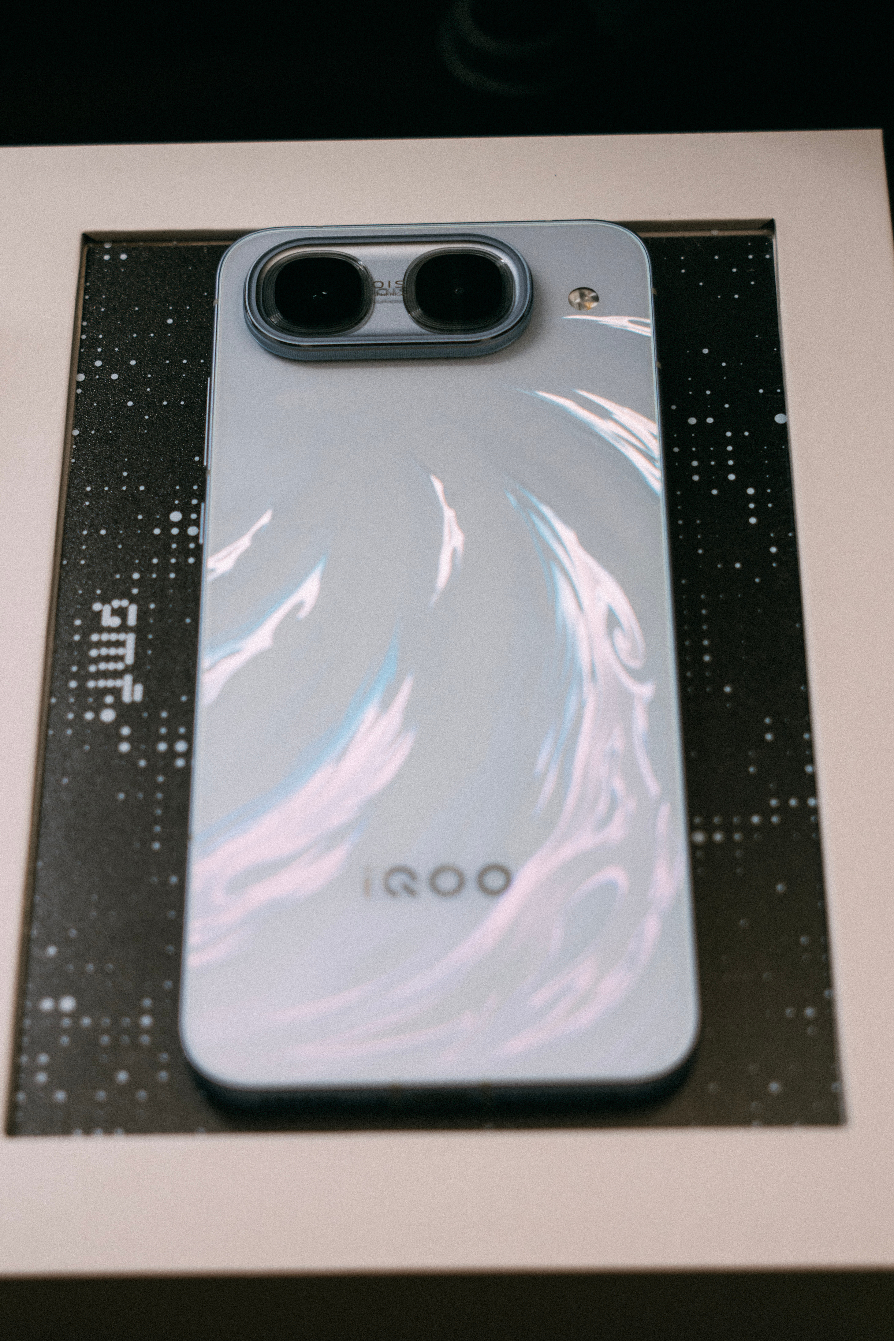 iQOONeo11至尊版实拍，第一眼觉得很新奇，看多了觉得还挺有科技感，原来