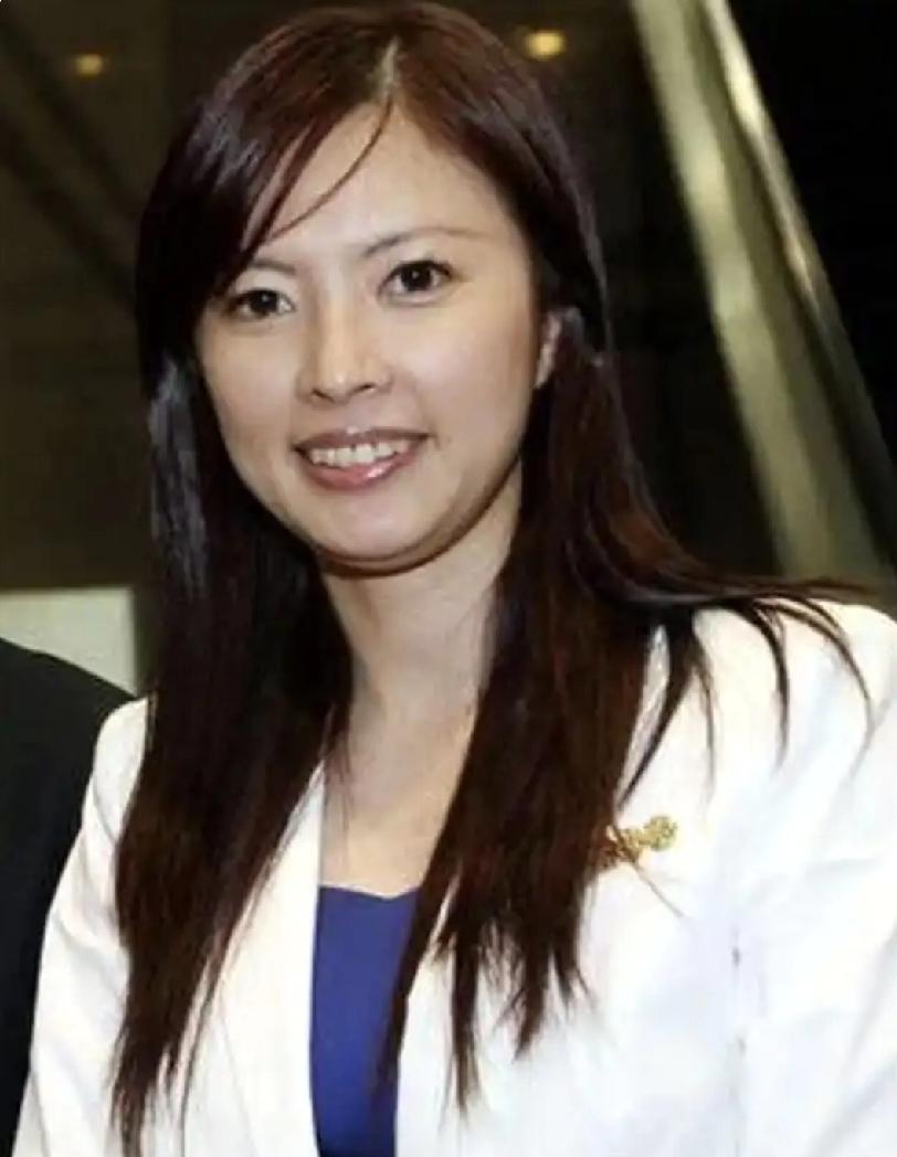 还没戴眼镜的郑丽文，更多的是青春靓丽、知性干练。她和当时从事媒体主持的兰萱、尹