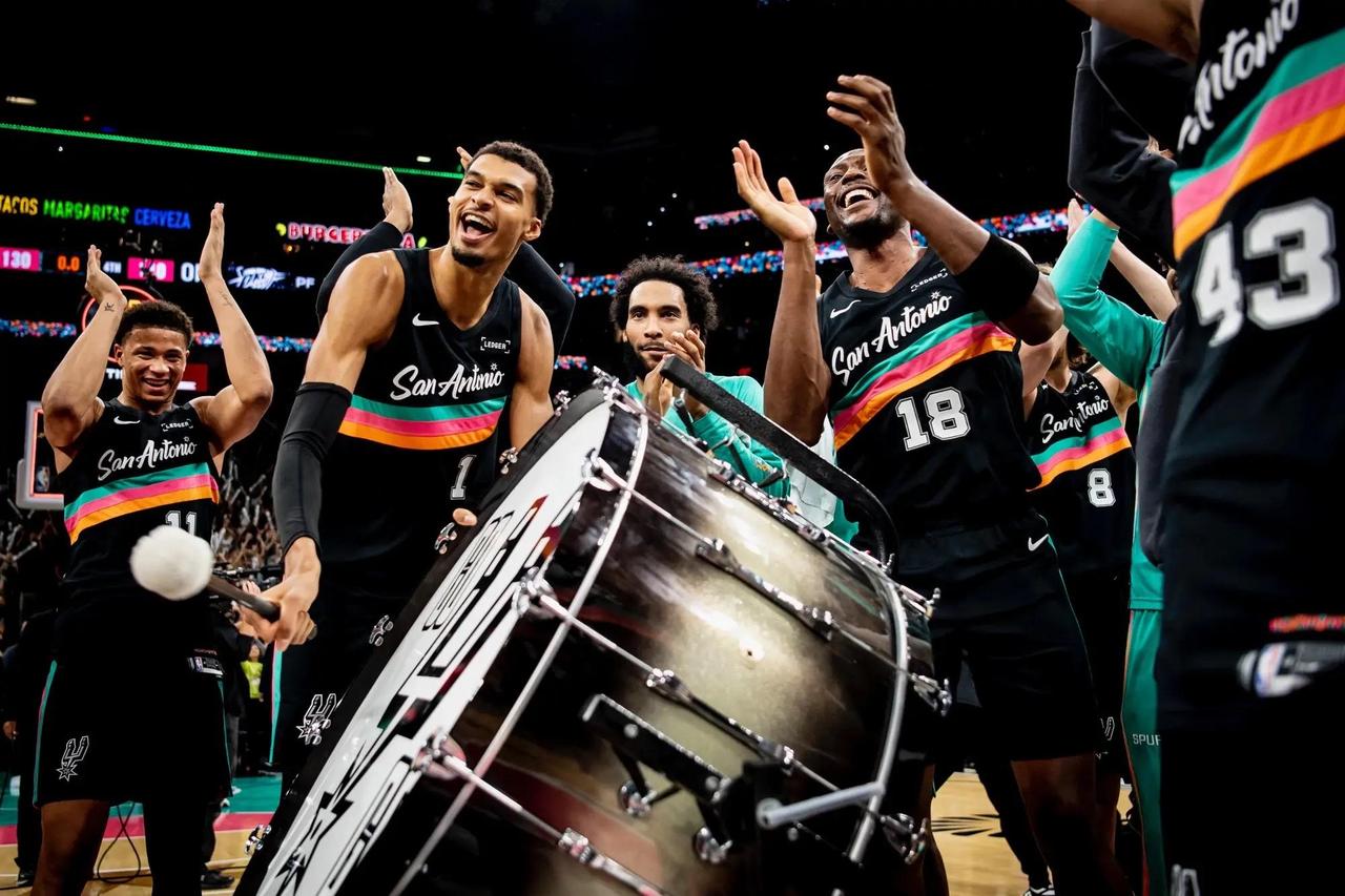 裁判报告：最后两分钟三次误判，均对马刺不利01:34.8弗莱明在文班投三分