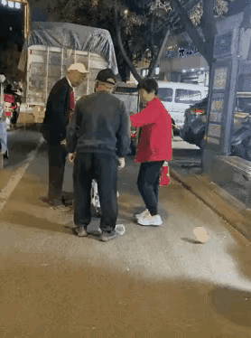 倒下的才是高人！刚挨打时，还思考了一下，权衡利弊后以左手撑地缓缓倒地，为自身的权