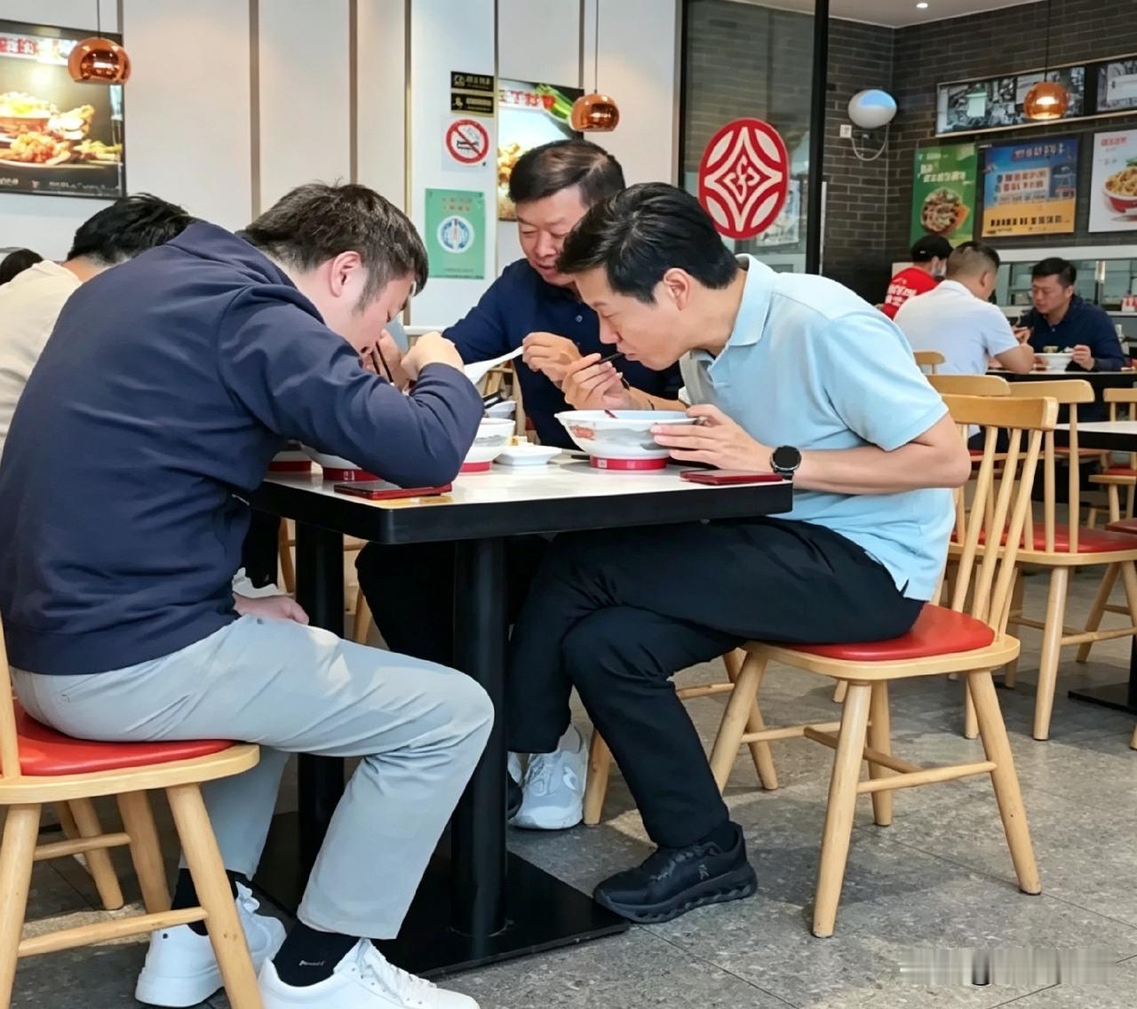 雷军跟朋友在上海一家小店吃早点，被拍到了。桌上摆的都是本地人常吃的，像葱油面、小