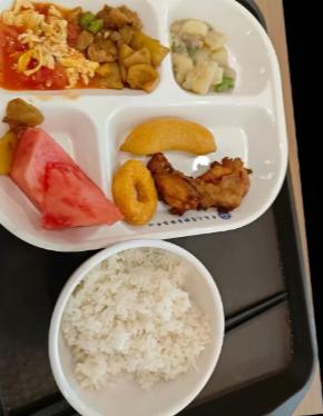 中南大学一餐20元，新生心疼哭！近日，中南大学一名新生吃完饭后，看到账单20元当