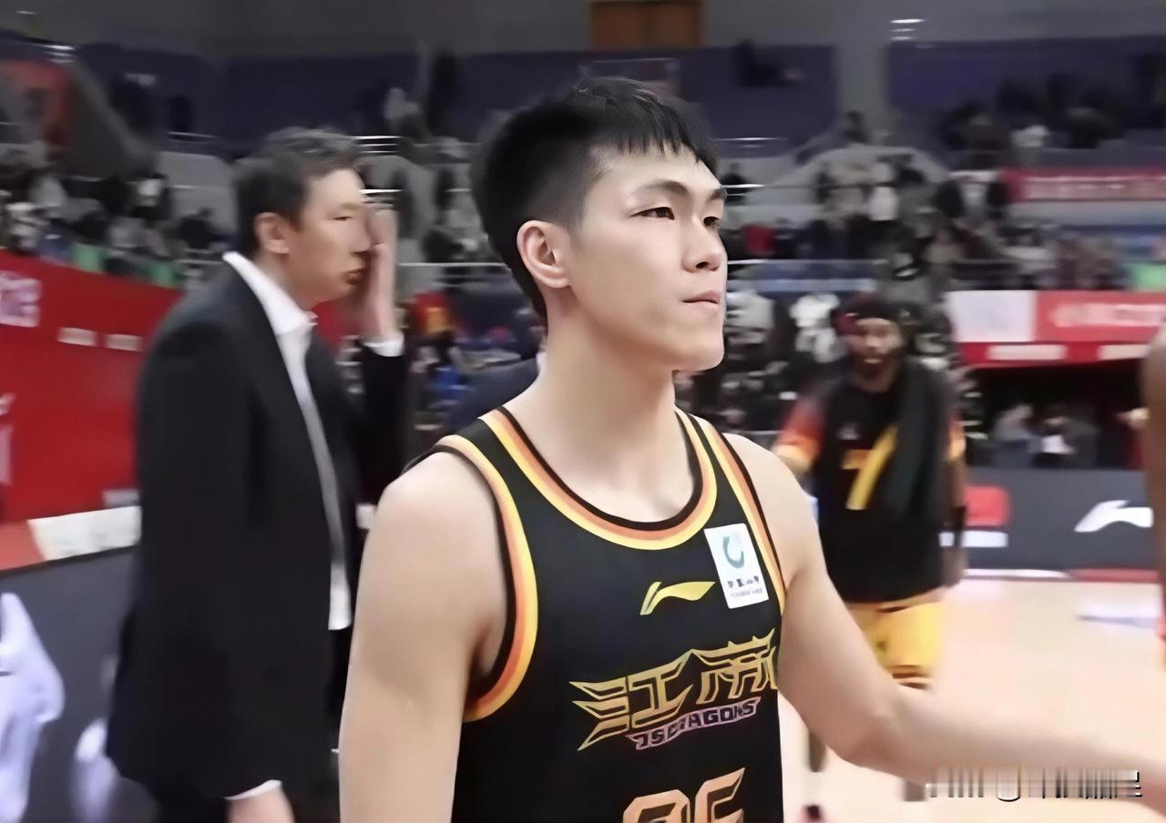 易立说，弟子庞峥麟没有进入男篮国家队最终14人大名单，是因为缺少国际大赛经验以及