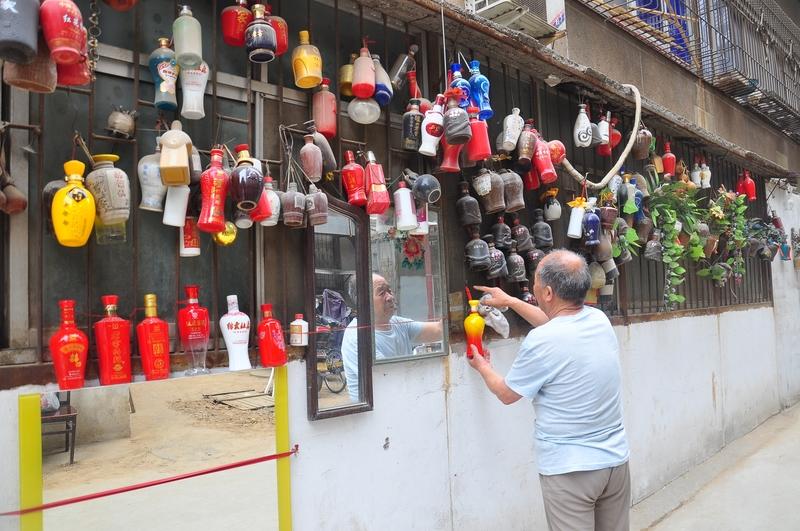 戒烟戒酒的人，靠的首先是强大的意志力。就像我有个朋友，烟龄十年，酒也没少喝。但为