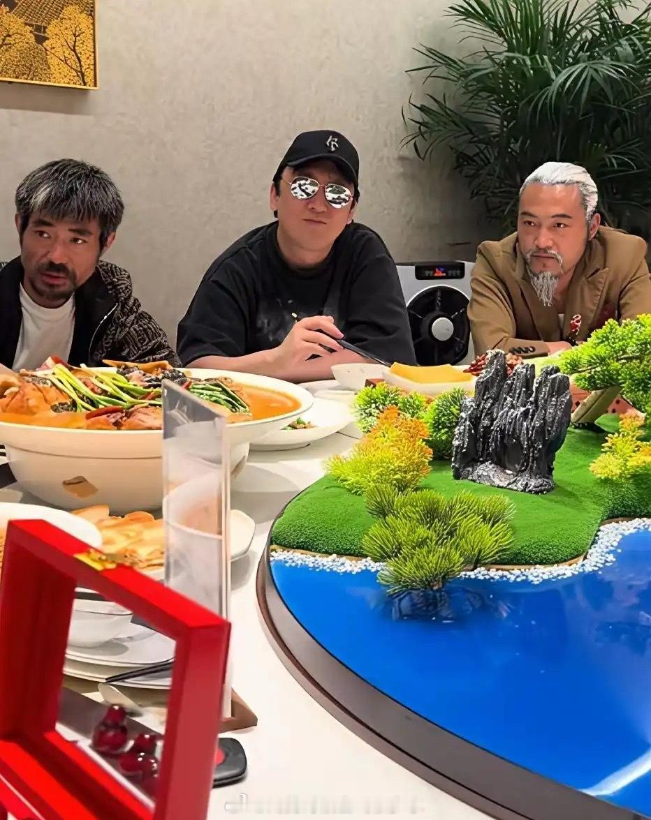王思聪模仿者和朋友聚餐时的一幕，王健林来了都能认错吧