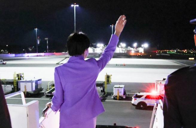 “日本首相高市早苗对着空气挥手！”当地时间9月22日，日本首相高市早苗抵达美国，