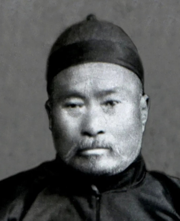 1885年，尚云祥路过京师护城河，见到一名拳师在河边练拳。他心生一念，想和对方切
