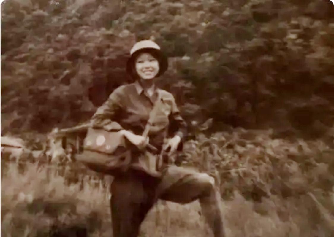 老山战场唯一一等功女兵钟惠玲照片里这个背着枪的姑娘，是老山战场唯一的一等功