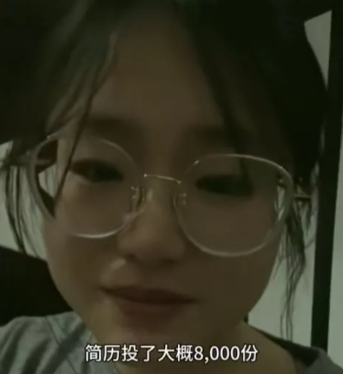 女孩十几年寒窗苦读考到了硕士研究生！原以为高学历，高颜值的她毕业后能够在职场中大