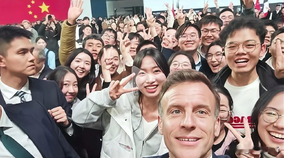 法国网友都惊了：“我不敢相信自己的眼睛，从来没见过马克龙这么开心过！”这笑容