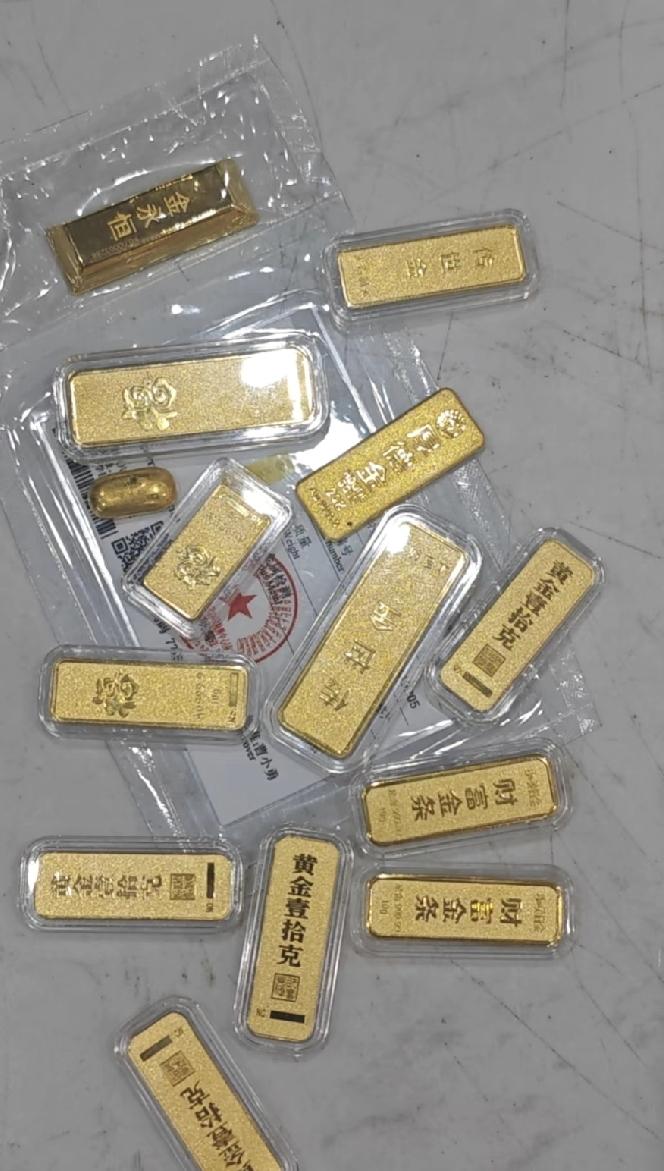近8个月，黄金价格变化：1.1月：1685元/克2.2月：1576元/