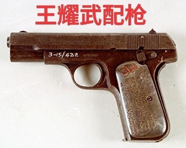 王耀武之所以能一手带出七十四军，除了他确实会带兵，最关键的还是他非常会做人。而这