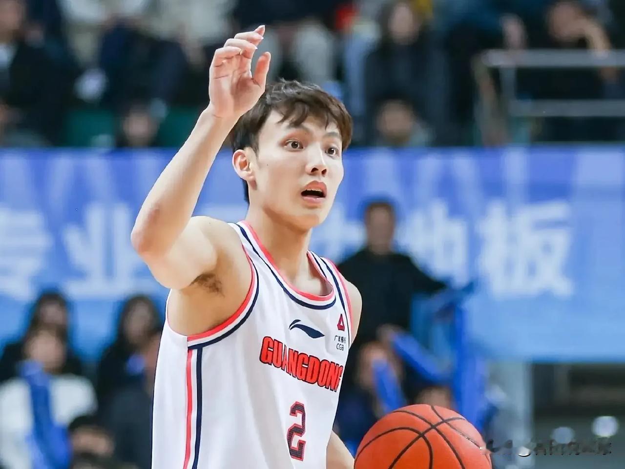 徐杰的最新伤情已经有了消息：他在上半场结束前封盖邬挺嘉时被对手从空中绊倒，摔倒时