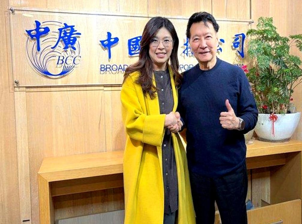 政治这玩意儿，有时候真比川剧变脸还快。郑丽文跑到中广录节目，透过王浅秋牵线，