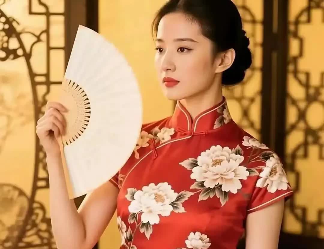 家人们呐，快闭眼想象一下，孙俪跟刘亦菲居然穿着一模一样的红底白花旗袍走秀，这画面