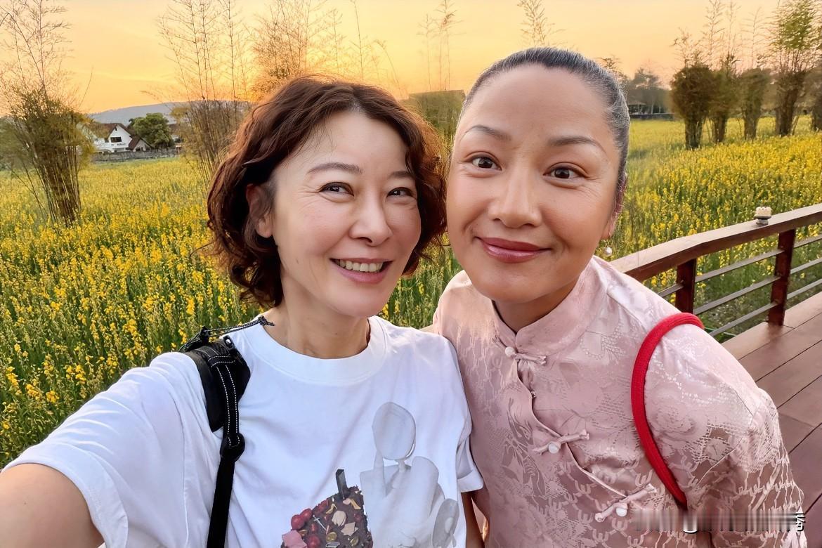 柯蓝“不化妆”还能接受，旁边这位确定不用“美白”一下吗？说实话最不理解的是，