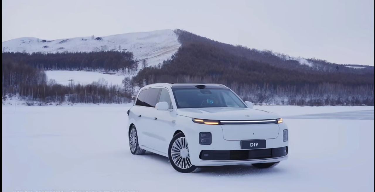 零跑D19的冬测视频中看到了这款领跑，好像跟之前发布静态版本的预告还不太一样