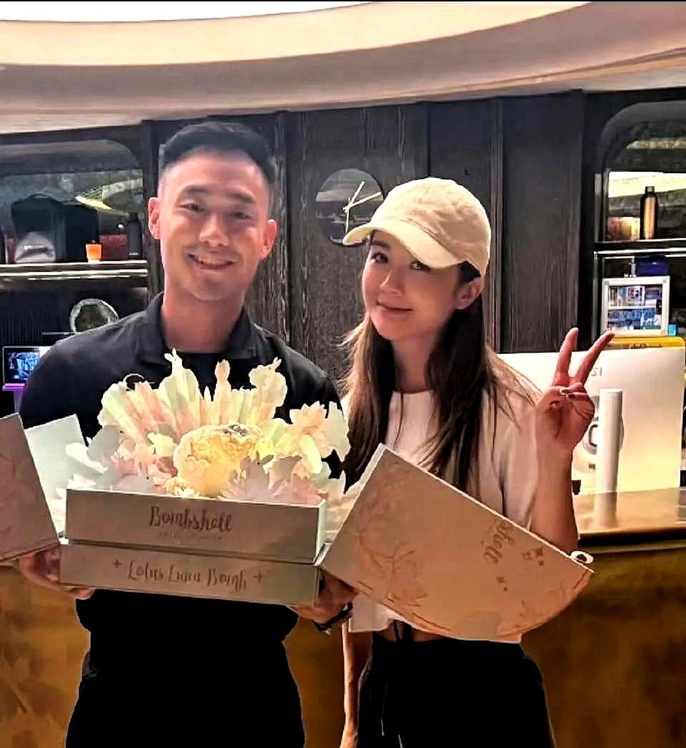 累了，不想再藏了！43岁的阿Sa终于认了，男友是小10岁的他。在尖沙咀的活动