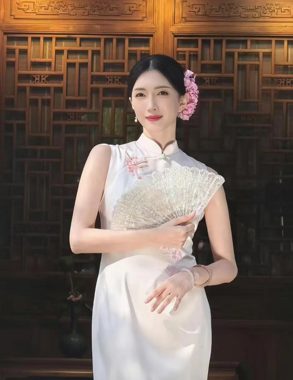 江疏影这旗袍，把“江南大小姐的温婉”焊身上了！谁懂啊！素白旗袍+鬓边花，往