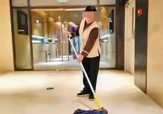 四川苍溪，50多岁保洁大妈趁着中午休息，单位里人少，带着66岁的情人在休息室发生