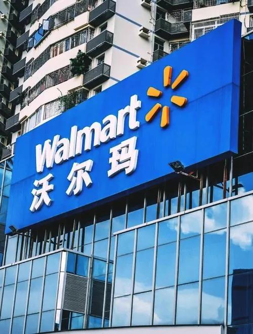 1.2亿中国独居人口，真把沃尔玛盘活了。这是前几年的沃尔玛，关店潮一波接一波，大
