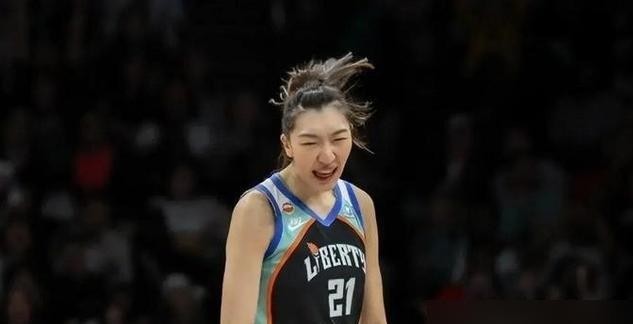 韩旭拿到WNBA生涯第603分那天，自由人官方发的晋级海报上，她站在最边上。季后赛场均只给八分钟，世
