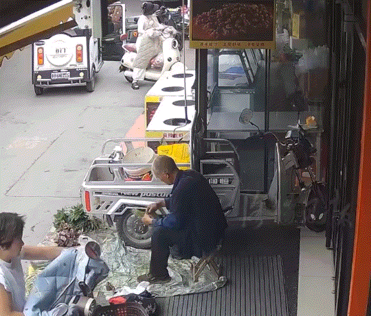 山东，一大爷在一家店铺门口摆摊卖菜，期间店主就来开门营业，虽然店主见大爷摆摊也没