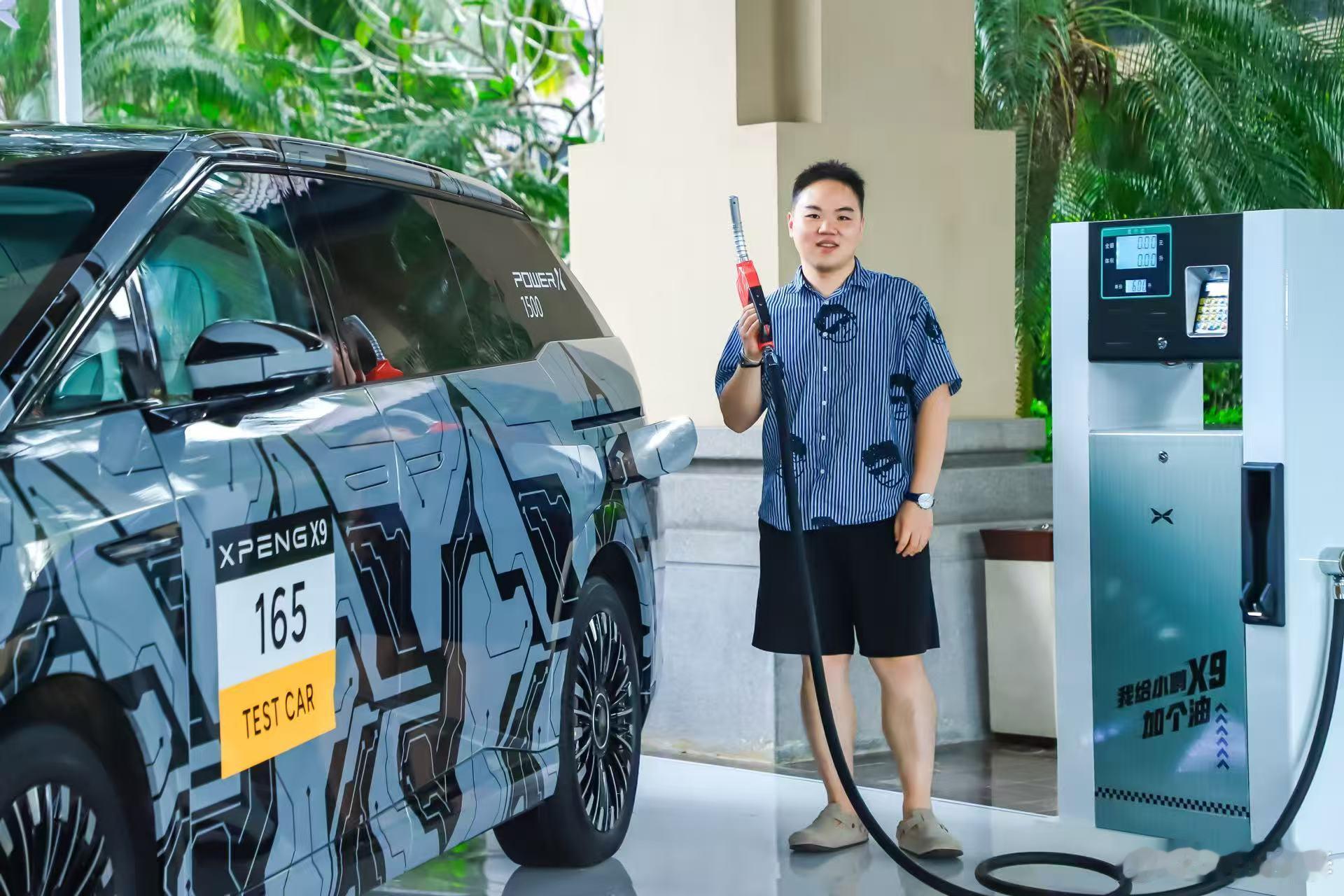 到海南试驾小鹏X9超级增程下车第一件事就是给新车“加油”⛽我给小鹏X9加个油这台