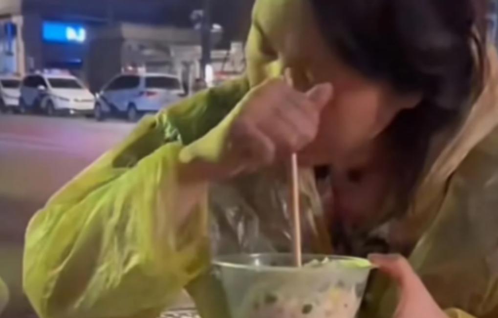 2023年，深夜一男子回家路上看到一女子在路边翻垃圾，起初以为女子是想捡废品，可