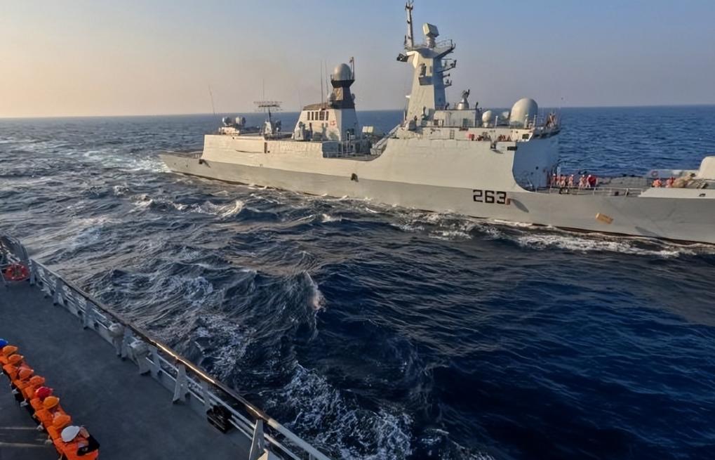 美伊打得昏天黑地，全世界都盯着航母导弹，没人注意一艘4000吨中国护卫舰在霍尔木