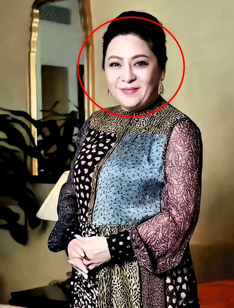 昨晚看向太连线李亚鹏，这一幕真是让人尴尬症都犯了。​李亚鹏在屏幕那头苦大仇深