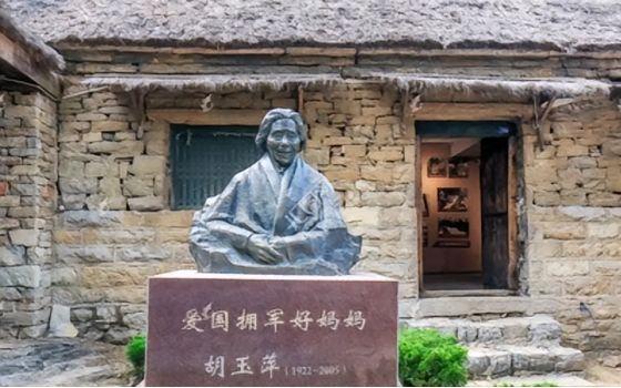 1937年胡玉萍15岁，她经常上山给八路军送饭送水。一次在下山回来路上，她不幸遭