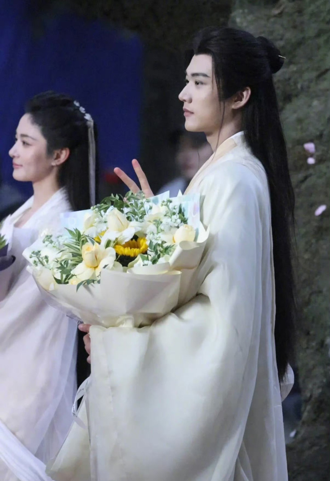 周柯宇金吾不禁杀青捧花照，祝贺这个周柯宇《金吾不禁》杀青快乐🎉