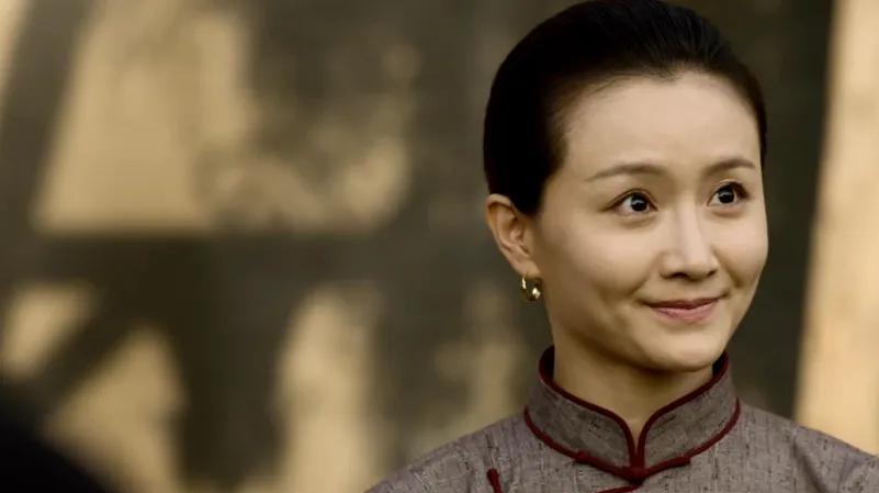1917年，江冬秀等了13年，终于如愿嫁给胡适。新婚夜，江冬秀却让胡适睡地上，胡
