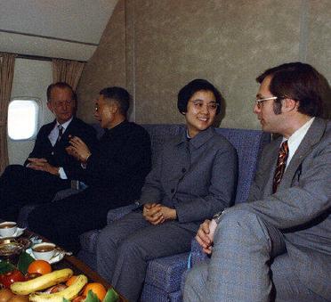 1972年2月21日，尼克松总统的专机先降落到上海。当然，他们的目的并非上海而是
