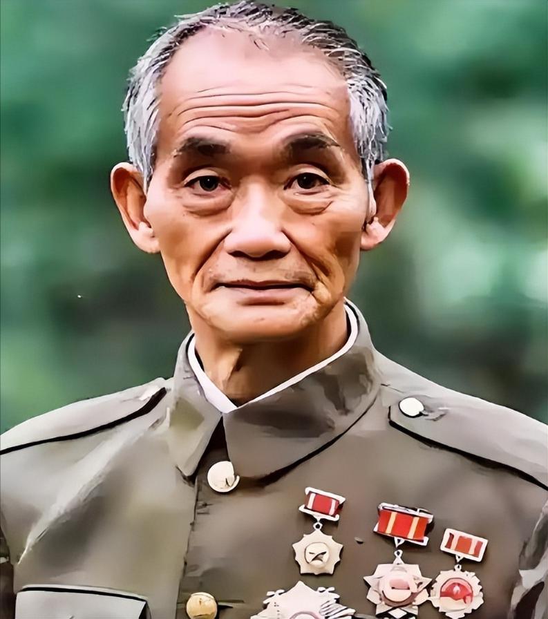 1952年，上甘岭战役中，一名新兵守阵地时，见美军冲来十分慌乱，忽然瞥见敌指挥官