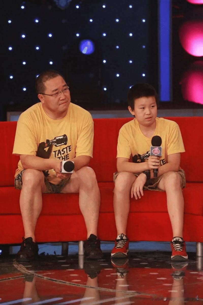 英达这事儿真是越扒越让人膈应！身为知名导演，还是名门之后，对亲儿子巴图做的三件绝