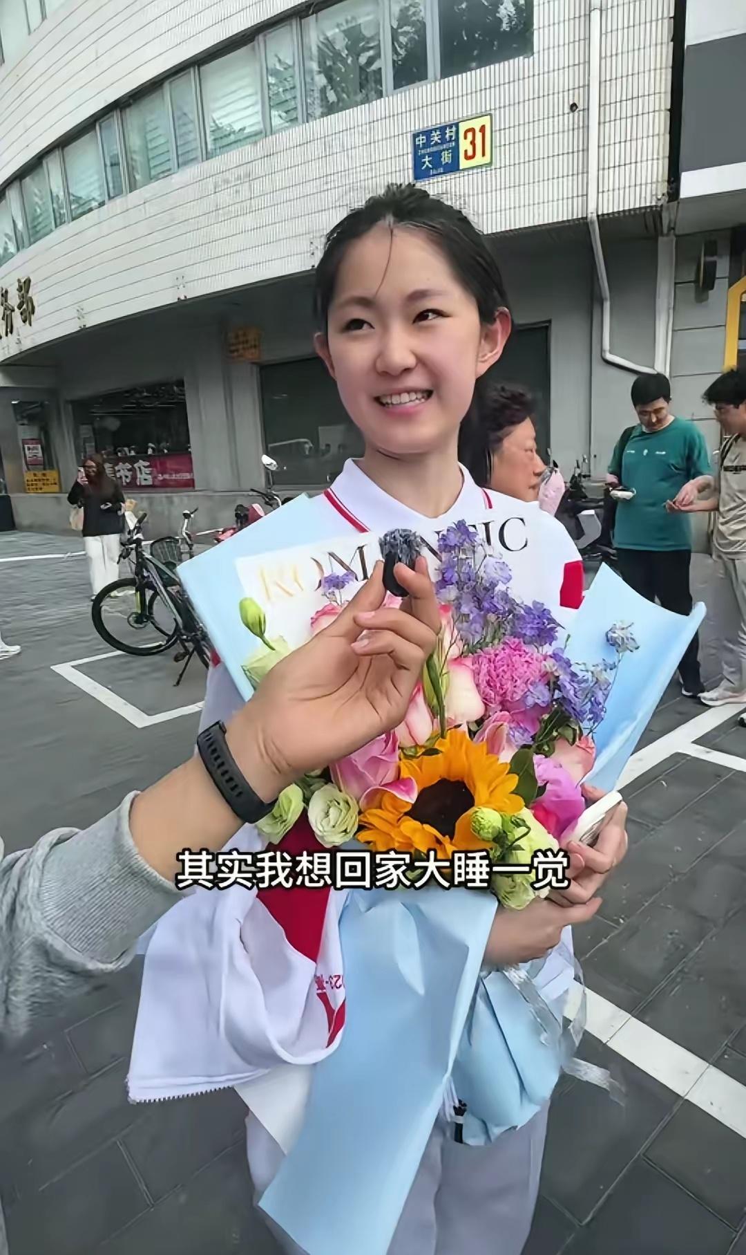 这个人大附中的小女孩火了！长得漂亮不说智商还那么高。这可能是这个记者